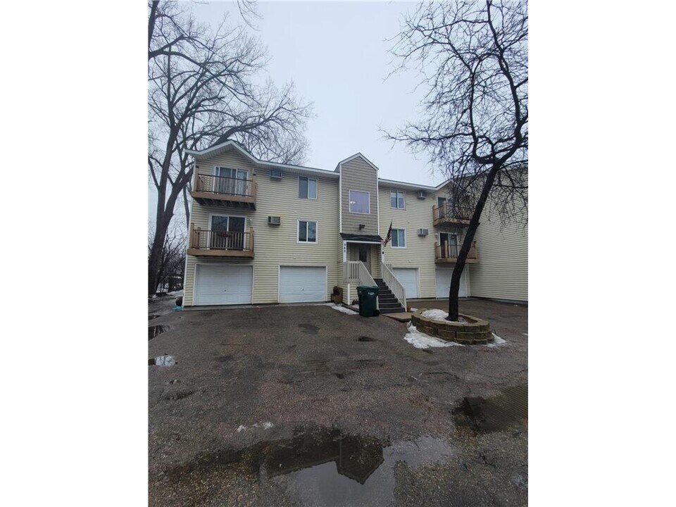 942 Wescott Trail-Unit -104 in Eagan, MN - Foto de edificio