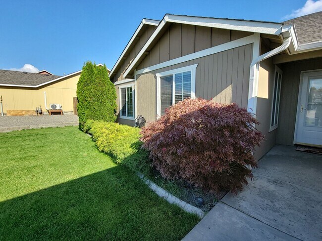 3102 S Highlands Blvd in West Richland, WA - Building Photo - Building Photo