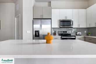 4902 Cosmos Cir, Unit 101 in Wimauma, FL - Foto de edificio - Building Photo