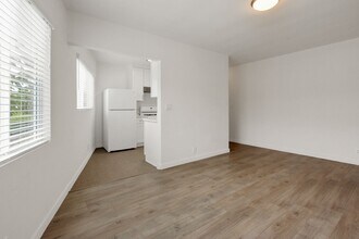 10900 Santa Monica Blvd, Unit 01 in Los Angeles, CA - Building Photo - Building Photo