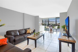 200 Leslie Dr in Hallandale Beach, FL - Building Photo - Building Photo