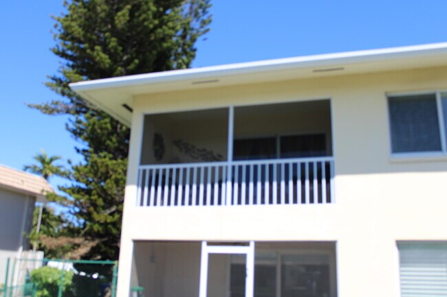 912 Pine Dr in Pompano Beach, FL - Building Photo - Building Photo
