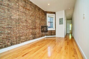 21 Adelphi St in Brooklyn, NY - Building Photo