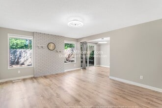 1591 SE Oak Grove Blvd in Portland, OR - Building Photo - Building Photo