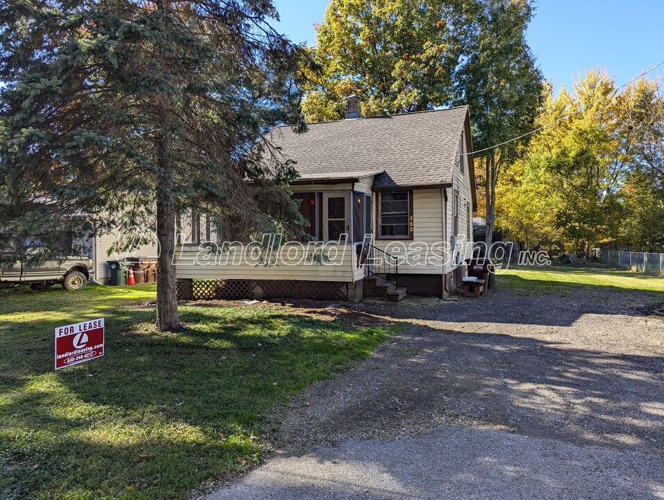 352 Broadway St in Amherst, OH - Building Photo