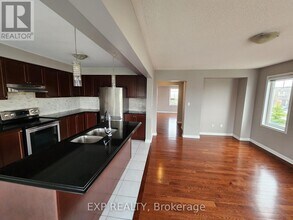 16 Saunter Ct in Brampton, ON - Building Photo - Building Photo