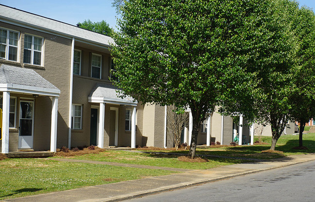 Oaks Apartments in Sylacauga, AL - Building Photo - Building Photo