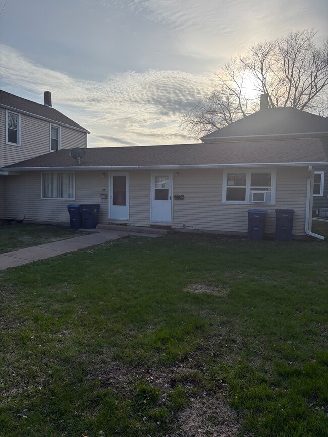 105 NE 5th Ave, Unit 109 NE 5th Ave in Aledo, IL - Building Photo - Building Photo