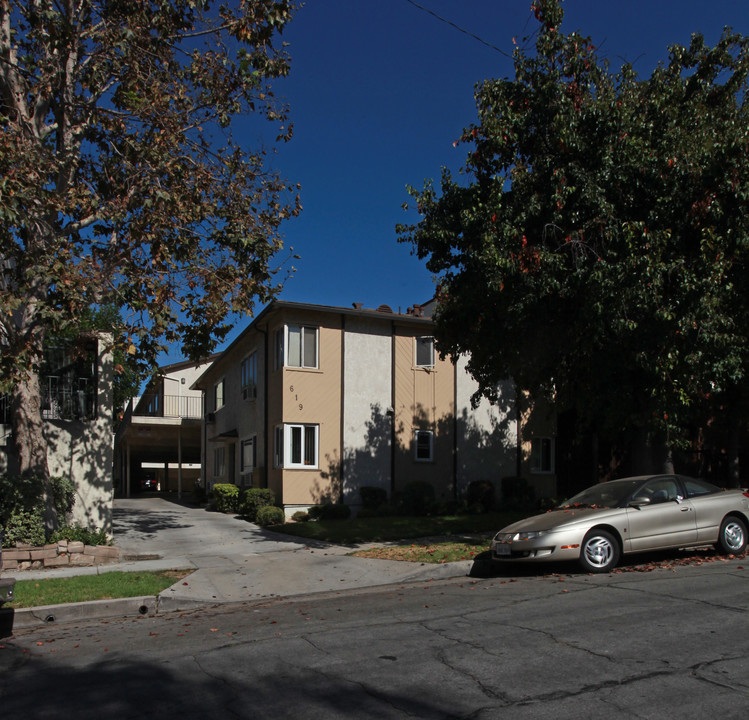 619 E Cypress Ave in Burbank, CA - Building Photo