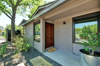 2015 Eaton Ln in Austin, TX - Building Photo - Building Photo
