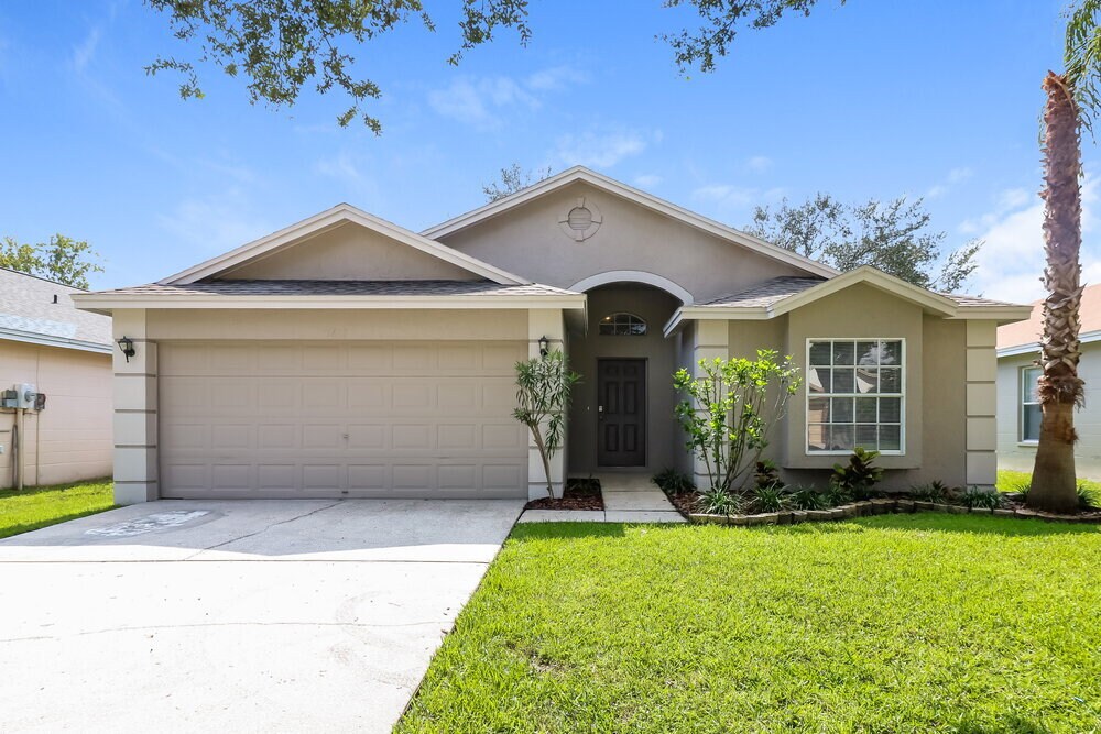 1657 Portsmouth Lake Dr in Brandon, FL - Building Photo