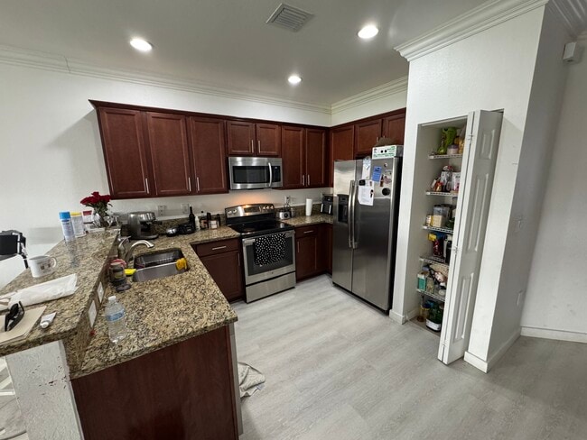 8880 NW 102nd Pl in Doral, FL - Building Photo - Building Photo