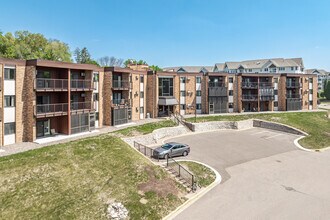 Parkview Terrace in Roseville, MN - Foto de edificio - Building Photo