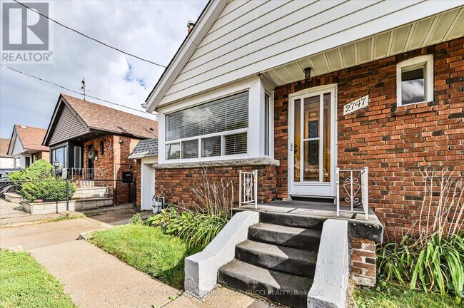 2747 St Clair Ave E in Toronto, ON - Building Photo - Building Photo