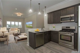 226 New York Ave-Unit -301 in Huntington, NY - Building Photo - Building Photo