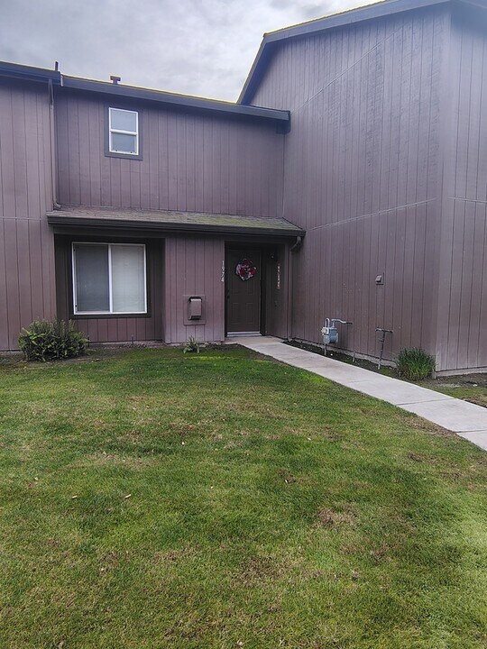 1974 Whitley Ave in Corcoran, CA - Building Photo