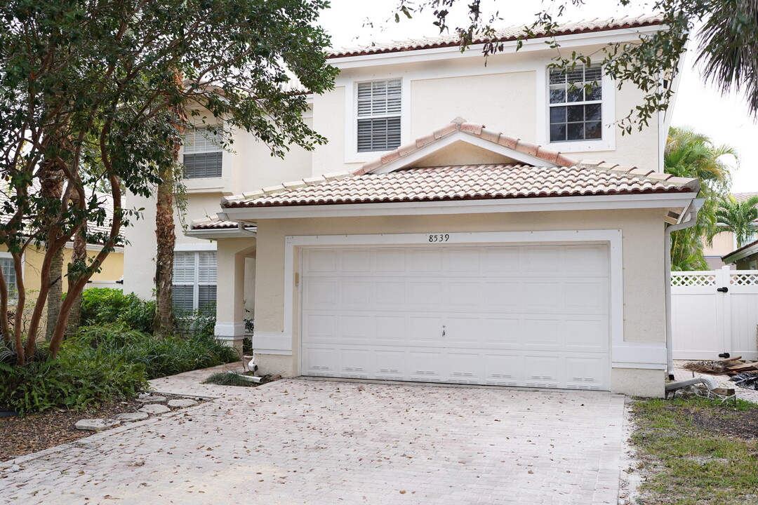 8539 NW 46th Dr in Coral Springs, FL - Foto de edificio