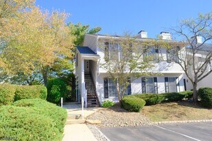 184 Milkweed Ct in Three Bridges, NJ - Building Photo