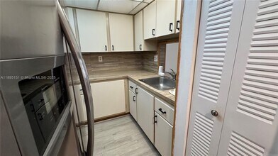 9688 Fontainebleau Blvd in Miami, FL - Building Photo - Building Photo