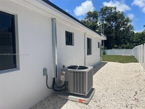 2255 NE 173rd St in North Miami Beach, FL - Building Photo - Building Photo
