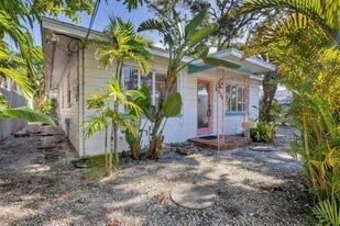 1975 Morrill St in Sarasota, FL - Building Photo