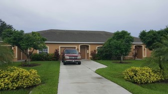 540 SE 5th Pl in Cape Coral, FL - Building Photo