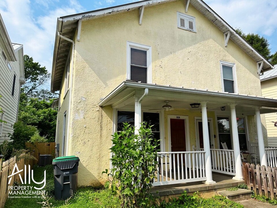 908 Anderson St in Charlottesville, VA - Foto de edificio
