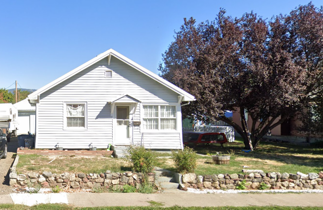 1217 X Ave in La Grande, OR - Building Photo