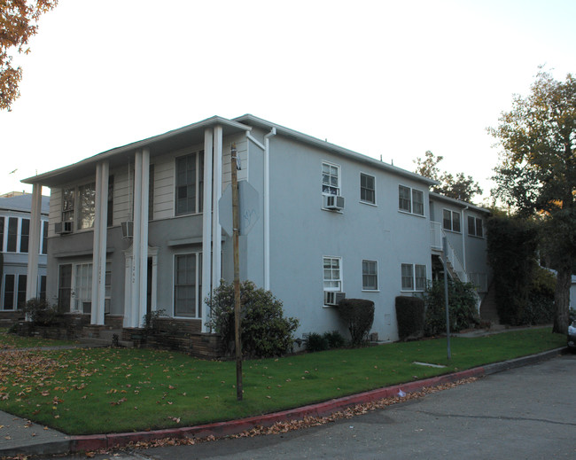 11242 Camarillo St in North Hollywood, CA - Foto de edificio - Building Photo