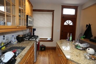 4621 N Malden St, Unit J05P in Chicago, IL - Building Photo - Building Photo