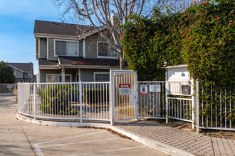 Laurelwood in Carson, CA - Foto de edificio - Building Photo