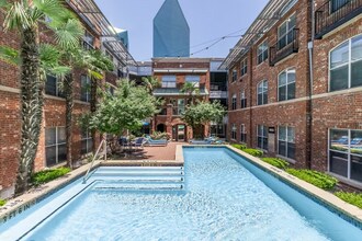 1001 Ross Ave in Dallas, TX - Foto de edificio - Building Photo