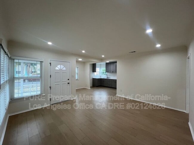 10306 Buford Ave in Lennox, CA - Foto de edificio - Building Photo