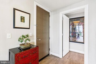 930 Rose Ave, Unit 1410 in North Bethesda, MD - Foto de edificio - Building Photo