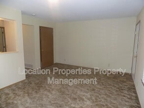 950 Monterey Way in Lawrence, KS - Foto de edificio - Building Photo