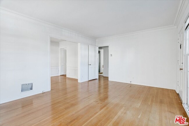 142 N Hamilton Dr in Beverly Hills, CA - Building Photo - Building Photo