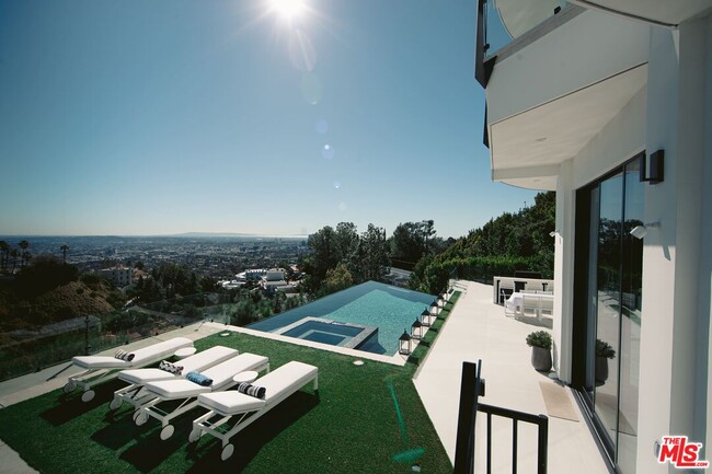 9374 Beverlycrest Dr in Beverly Hills, CA - Building Photo - Building Photo