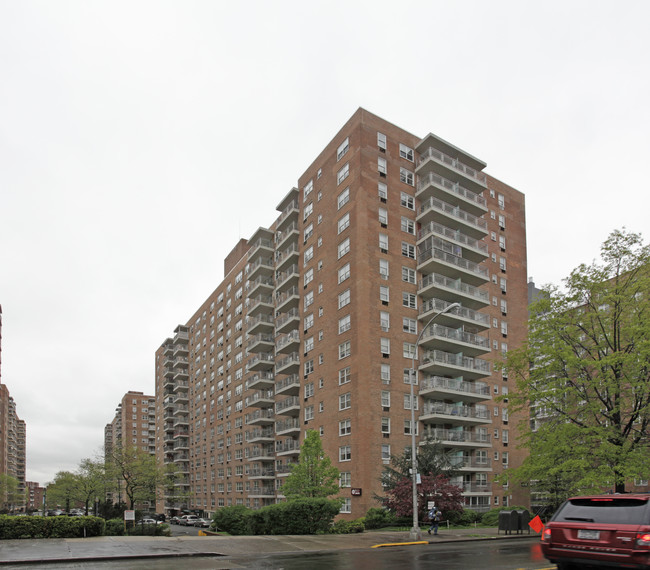 Carlyle Skyline Towers in Flushing, NY - Building Photo - Building Photo