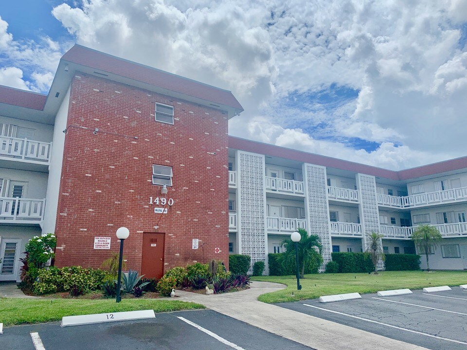 1490 NW 43rd Ave in Lauderhill, FL - Building Photo