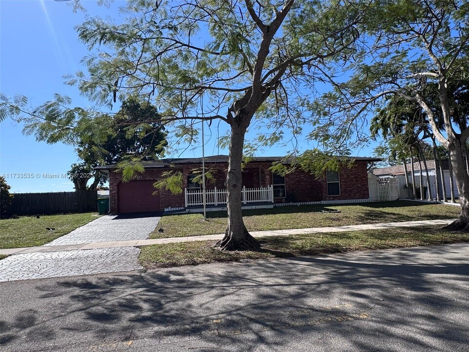 6802 NW 78th St in Tamarac, FL - Building Photo