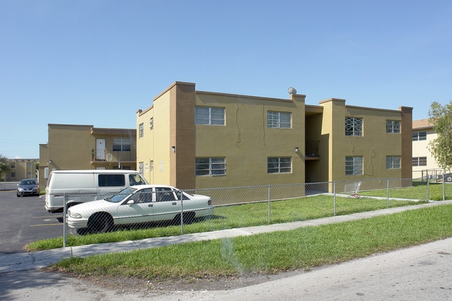 Honeysuckle Apartments in Miami, FL - Foto de edificio - Building Photo