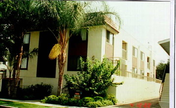 250 W Elmwood Ave in Burbank, CA - Building Photo - Building Photo