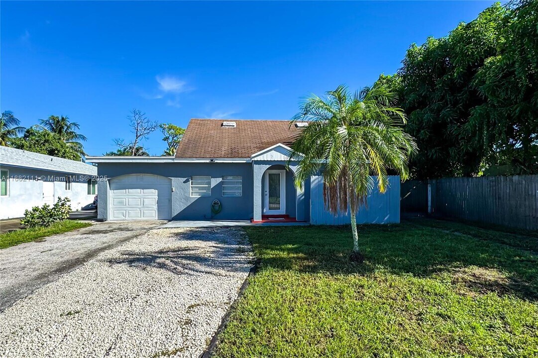 5319 Lake Blvd in Delray Beach, FL - Building Photo