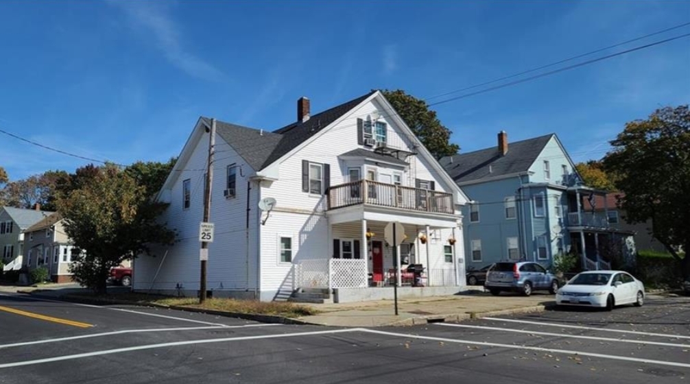 253 Bourne Ave in Rumford, RI - Building Photo