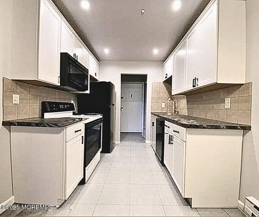 54 Amberly Dr in Englishtown, NJ - Building Photo