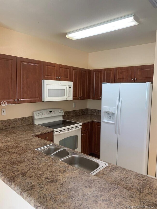 9217 SW 227th St-Unit -7 in Cutler Bay, FL - Building Photo - Building Photo