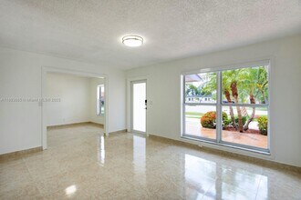 10770 SW 26th St in Miami, FL - Building Photo - Building Photo