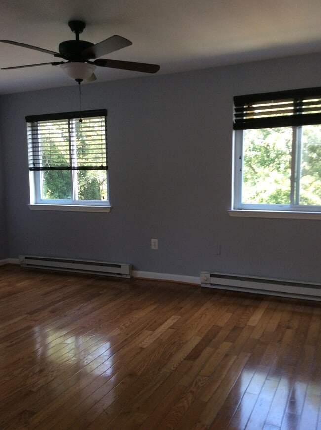 230 Varnum St NE, Unit 2 in Washington, DC - Foto de edificio - Building Photo
