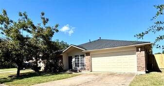 2510 Carriage Ln in Stafford, TX - Building Photo