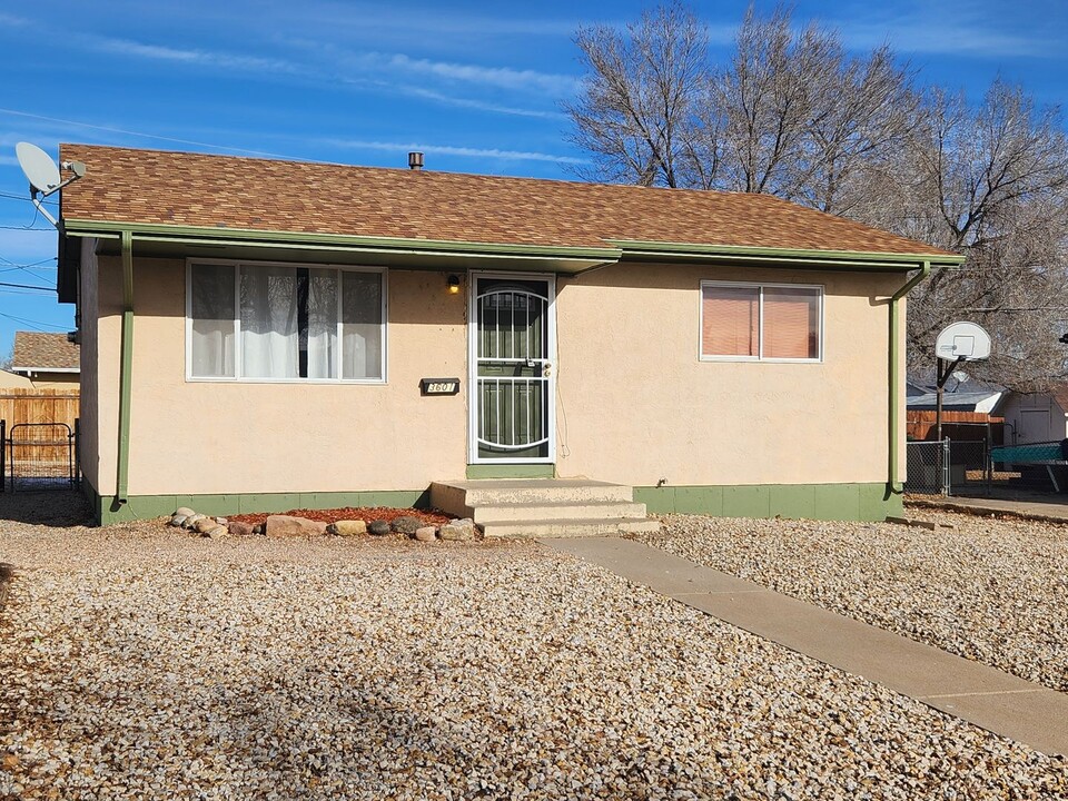 3601 Hollybrook Ln in Pueblo, CO - Building Photo